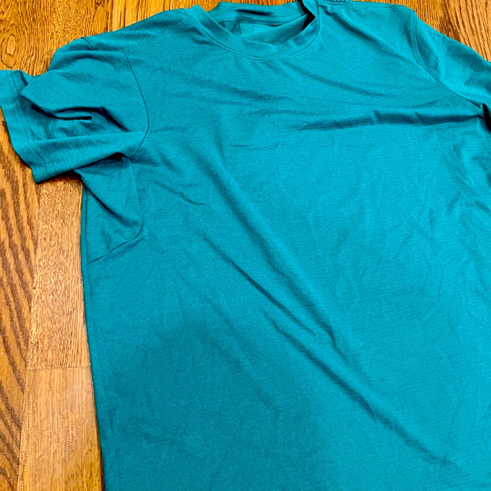 License to train RELAXED Fit short sleeve shirt.  Color: Cascadia Green.  M